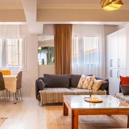 Cozy Seaside Retreat W Sea View In דירה *